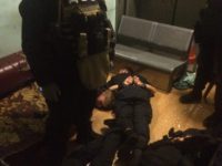 Столичною прокуратурою затримано 5 поліцейських, які упродовж кількох місяців били та грабували громадян на залізничному вокзалі у Києв