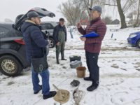 В рамках проєкту «Сталий розвиток та довкіллєва безпека жителів Менської громади  почали брати проби води, грунта з дна річки Мена.
